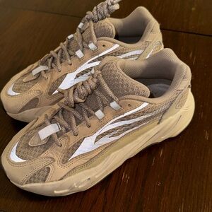 Yeezy 700 v2 cream